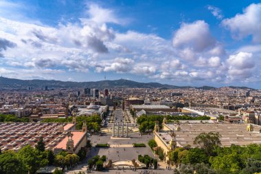 İspanya Meydanı ve Tibidabo Dağı 'nın arka planında Barcelona şehir manzarası var. Yazın Katalonya Ulusal Sanat Müzesi, Bercelona, Katalonya, İspanya