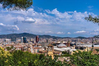 Barcelona 'nın gökdelenleri ve Tibidabo Dağı' nın arka plandaki hava manzarası yazın Katalonya Ulusal Sanat Müzesi, Bercelona, Katalonya, İspanya