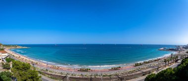 Tarragona, Katalonya, İspanya 'da güneşli bir yaz gününde Akdeniz Balkonundan Dorada kıyısındaki Platja del Miracle plajı ve Balearic denizi göz kamaştırıcı manzara