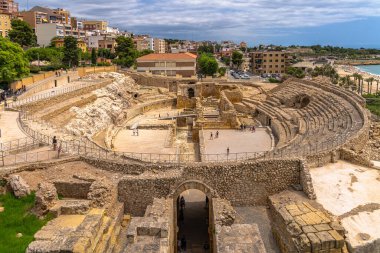 Yaz mevsiminde Playa El Milagro plajı, Tarragona, Katalonya, İspanya yakınlarındaki Akdeniz kıyısındaki antik Roma amfitiyatrosunun hava manzarası