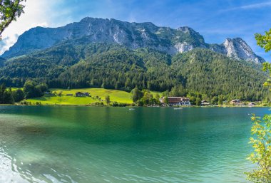 Berchstegaden 'de güneşli bir yaz gününde Bavyera Alpleri' nin arka planında, Berchstegaden Ulusal Parkı 'nda, Berchtesgaden, Bavyera, Almanya' da Ramsau 'nun büyüleyici manzarası.