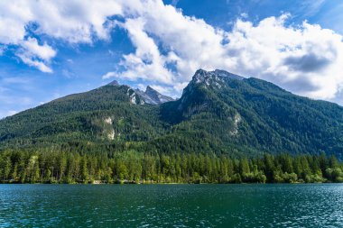 Güneşli bir yaz gününde Berchstegaden Milli Parkı 'nda arka planda Watzmann Dağı ile Hintersee Gölü' nün manzarası Berchtesgaden, Bavyera, Almanya 'da Ramsau.