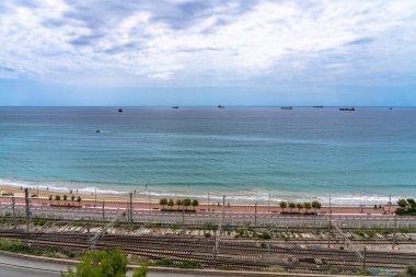 Balear Akdeniz ve Playa El Milagro 'nun (Platja del Miracle) yaz mevsiminde Tarragona tren istasyonu yakınlarındaki plajlarının güzel manzarası, Katalonya, İspanya
