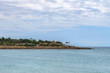 Yazın Tarragona, Katalonya, İspanya 'da Balear Akdeniz ve Playa El Milagro (Platja del Miracle) plajlarının güzel manzarası