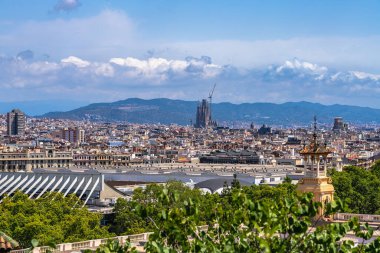 Sagrada Familia tapınağı ile Barcelona şehir manzarasının havadan manzarası yazın Katalonya Ulusal Sanat Müzesi, Bercelona, Katalonya, İspanya