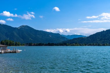 Tegernsee Gölü 'nün güzel manzarası. Arka planda Bavyera Alpleri var. Güneşli bir yaz gününde mavi gökyüzü bulutu, Tegernsee, Bavyera, Almanya