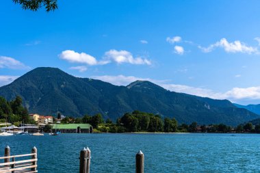 Güneşli bir yaz gününde arka planda Bavyera Alpleri ile Tegernsee Gölü manzaralı mavi gökyüzü bulutu, Tegernsee, Bavyera, Almanya