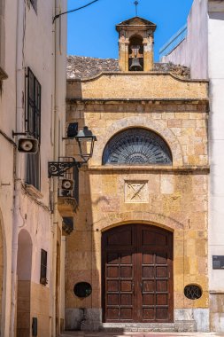 Yazın eski Tarragona kasabası Tarragona 'da bulunan Sant Magi (Aziz Maginus) şapelinin girişine yakından bakın.