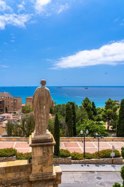 Sezar Augustus 'un heykelini Tarragona' daki Ulusal Arkeoloji Müzesi 'nin arkasından, güneşli bir yaz gününde Akdeniz' de, Katalonya, İspanya