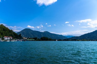 Güneşli bir yaz gününde arka planda Bavyera Alpleri ile Tegernsee Gölü manzaralı mavi gökyüzü bulutu, Tegernsee, Bavyera, Almanya