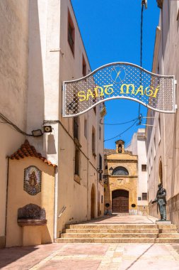 Yazın Tarragona, Tarragona, Katalonya, İspanya 'da küçük bir ara sokaktaki Sant Magi (Aziz Maginus) şapelinin manzarası