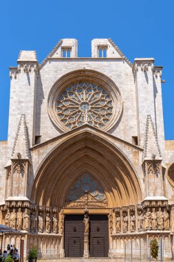 Yazın Tarragona Katedrali 'nin ana girişine yakından bakın. Heykellerin ayrıntılarıyla, Tarragona, Katalonya, İspanya