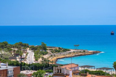 Yazın Playa El Milagro (Platja del Miracle) plajı yakınlarındaki Balear Akdeniz manzarası, Tarragona Katalonya, İspanya
