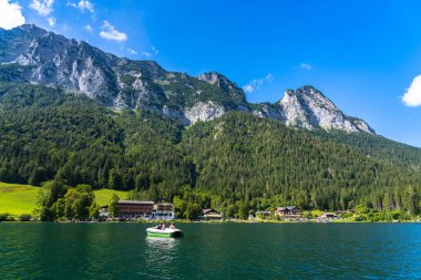 Berchstegaden Ulusal Parkı 'nda güneşli bir yaz gününde Bavyera Alpleri ile Hintersee Gölü manzarası Berchtesgaden, Bavyera, Almanya