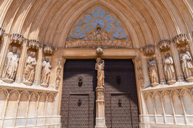 Tarragona Katedrali 'nin giriş kapısına yakından bakın. Heykellerin ve kapıların ayrıntıları, Tarragona, Katalonya, İspanya