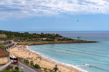 Yazın Tarragona, Katalonya, İspanya 'da tren istasyonu yakınlarındaki platformdan Balear Akdeniz ve Playa El Milagro' nun (Platja del Miracle) hava manzarası