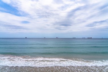 Tarragona, Katalonya, İspanya 'da güneşli bir yaz gününde Platja del Miracle plajından Balearic Denizi' nin güzel manzarası