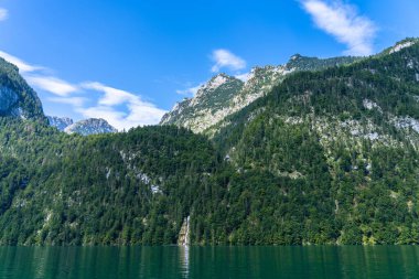 Güneşli bir yaz gününde Berchtesgaden Ulusal Parkı 'nda Bavyera Alpleri ve SchRainbach şelalesiyle Konigssee Gölü' nün güzel manzarası, Schoenau, Bavyera, Almanya