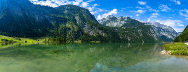 Güneşli bir yaz gününde Berchtesgaden Ulusal Parkı 'nda mavi gökyüzü ve bulutlu, Schoenau, Bavyera, Almanya