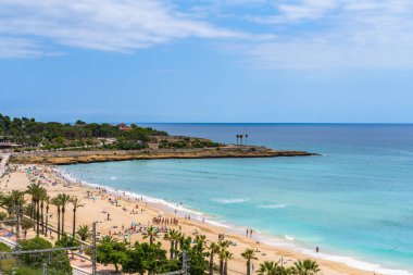 Tarragona, Katalonya, İspanya 'da güneşli bir yaz gününde Akdeniz' den güzel bir Platja del Miracle plajı ve Balearic Denizi manzarası