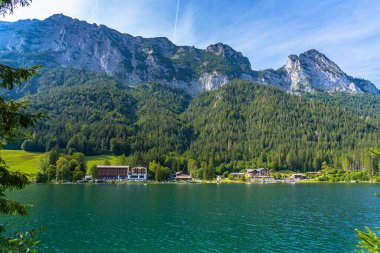 Berchstegaden Milli Parkı 'nda güneşli bir yaz gününde, arka planda Bavyera Alpleri ile Hintersee Gölü' nün güzel manzarası, Berchtesgaden, Bavyera, Almanya