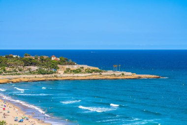 Dorada kıyısındaki Platja del Miracle plajının güzel manzarası. Arka planda mavi deniz ve gökyüzü. Tarragona, Katalonya, İspanya 'da güneşli bir yaz gününde.