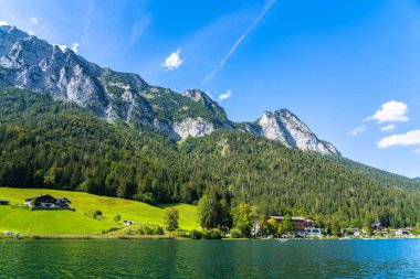 Güneşli bir yaz gününde Berchstegaden Ulusal Parkı 'nda arka planda Bavyera Alpleri' nin uçurumları, Berchtesgaden, Bavyera, Almanya 'da Ramsau' nun güzel manzarası.