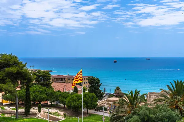 Playa El Milagro (Platja del Miracle) plajı yakınlarındaki Balear Akdeniz manzaralı yaz Katalonya, İspanya bayrağı