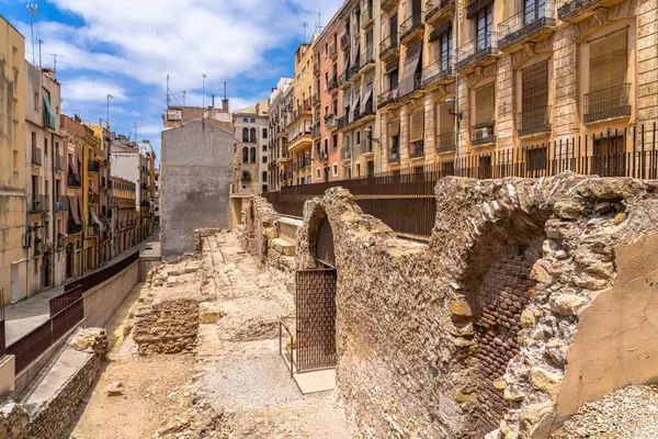 Eski Tarragona şehrindeki antik Roma harabesi, güneşli bir günde yazın mavi gökyüzü, Tarragona, Katalonya, İspanya