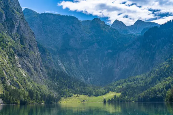 Koenigssee yakınlarındaki Obersee Gölü manzarası. Yazın Berchtesgaden ulusal parkında arka planda Bavyera Alpleri, Schoenau, Berchtesgaden, Bavyera, Almanya.