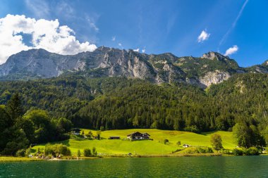 Güneşli bir yaz gününde Berchstegaden Ulusal Parkı 'nda arka planda Bavyera Alpleri uçurumuyla Hintersee Gölü' nün göz kamaştırıcı manzarası, Berchtesgaden, Bavyera, Almanya
