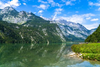 Berchtesgadener Toprakları 'nda Berchtesgadener Bulutu, Berchtesgaden, Bavyera, Almanya, Berchtesgaden ve Berchtesgaden' de güneşli bir yaz gününde arka planda Watzmann ve Bavyera Alpleri 'nin muhteşem manzarası.