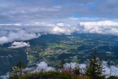Berchtesgadener 'daki Koenigssee Gölü ve Schoenau şehrinin hava manzarası güneşli bir yaz gününde Jenner tepesinden Almanya' nın Bavyera şehrinde mavi gökyüzü ve bulutlarla kaplı.