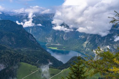 Koenigssee Gölü 'nün ve Berchtesgadener Toprakları' nın hava manzarası güneşli bir yaz gününde Jenner tepesinden mavi gökyüzü ve bulutlu Bavyera, Almanya