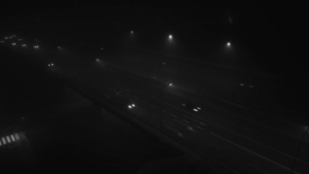 Otobanda Trafik Sıkışıktı Geceleri Avrupa Köprülerdeki Yollardaki Arabalar — Stok video
