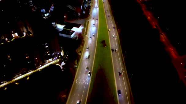 Низький Повітряний Нахил Стріляє Багатосмуговою Дорогою Сучасному Центрі Міста Хмарочосами — стокове відео