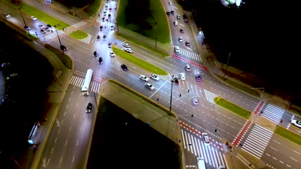 Modern Şehir Merkezinde Geceleri Gökdelenleri Olan Çok Şeritli Yolun Alçak — Stok video