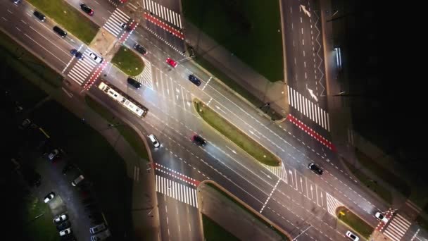 上昇ドローンショットは 夜間の高架台 インフラ開発の壮大な高速道路と収束を明らかにします — ストック動画