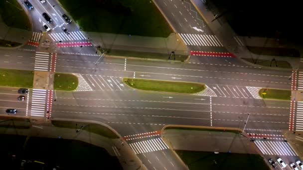 汽车在夜间穿越多车道高速公路或高速公路时 无人驾驶飞机的空中俯瞰向上飞行 土木工程 运输概念 — 图库视频影像