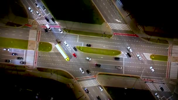 汽车在夜间穿越多车道高速公路或高速公路时 无人驾驶飞机的空中俯瞰向上飞行 土木工程 运输概念 — 图库视频影像