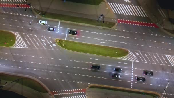 Autoverkehr Auf Mehrspurigen Autobahnen Oder Schnellstraßen Der Nacht Drohnen Luftaufnahme — Stockvideo