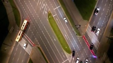 Otoyol ya da otoban üzerindeki araç trafiği gece olunca insansız hava aracı üst görüntüsü yukarı doğru uçuyor. İnşaat mühendisliği, ulaşım konsepti