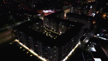 Gecenin bir yarısı bölge sokaklarının en iyi manzarası. Gökdelenlerin hemen üstünde hareket eden kamera modern binaları, caddeleri ve trafik kavşaklarını gösteriyor..