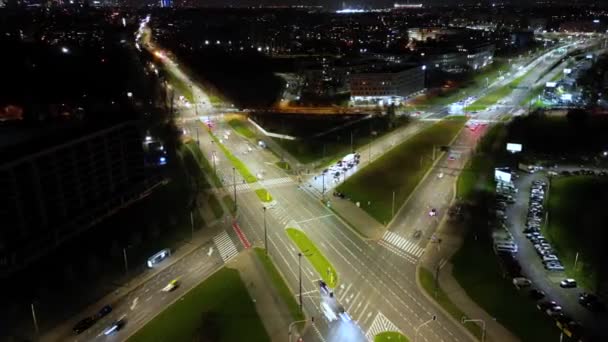 交差点の詳細高速道路 高速道路や高速道路の時間経過夜のトラフィック — ストック動画