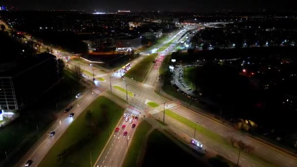 上下颠倒的城市道路 汽车驾驶空中视野 具有现代摩天大楼的城市夜景 由霓虹灯照明的宏伟的城市景观与交通高速公路 电影车辆风景 — 图库视频影像