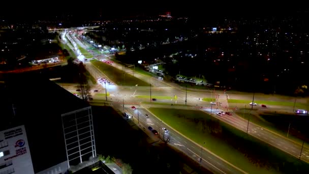 空の景色を運転車でダウンナイトシティの道路の上 近代的な高層ビルのある夜の都市の街並み ネオンランタンで照らされた壮大な街並みが交通道路を照らします 映画車両の風景 — ストック動画