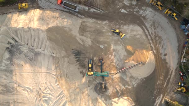 Bergbau Lkw Der Sand Sandbruch Transportiert Luftaufnahme Der Bergbaumaschinen Die — Stockvideo