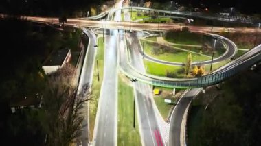 Varşova kavşağı kavşağında Hiperlapse ya da Dronelapse Havacılık görüntüsü. Polonya. Gece Kavşak Otoyolu üst geçidi.