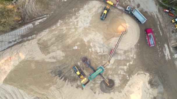 Luftaufnahme Des Sandbruchs Industrielle Sandgewinnung Für Die Bauindustrie Bagger Und — Stockvideo