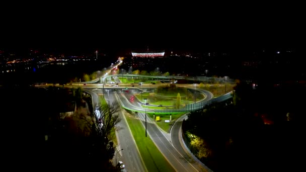 폴란드 바르샤바 외곽에 다리와 고가교가 과경로 보이는 교통을 것이다 카메라를 — 비디오
